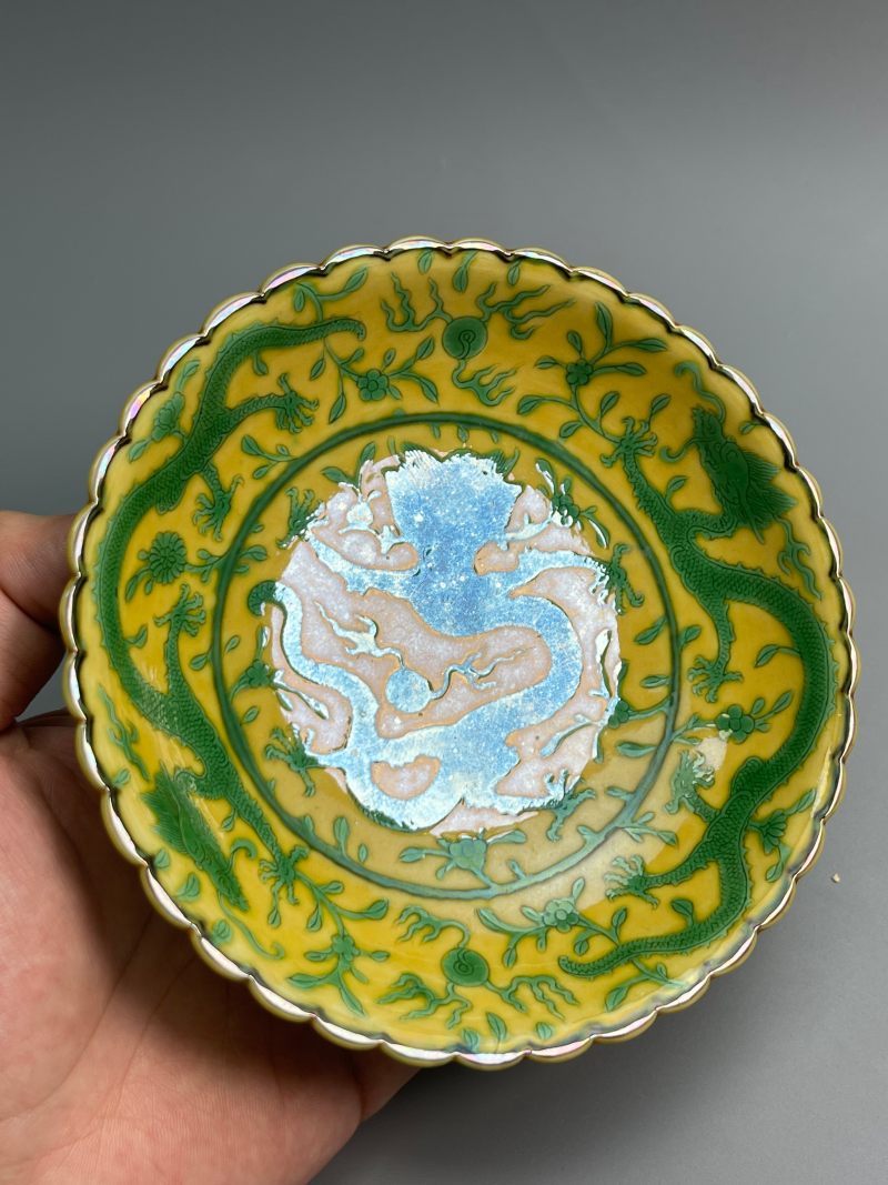 清乾隆  黄地绿彩龙纹花口盘 - 图6