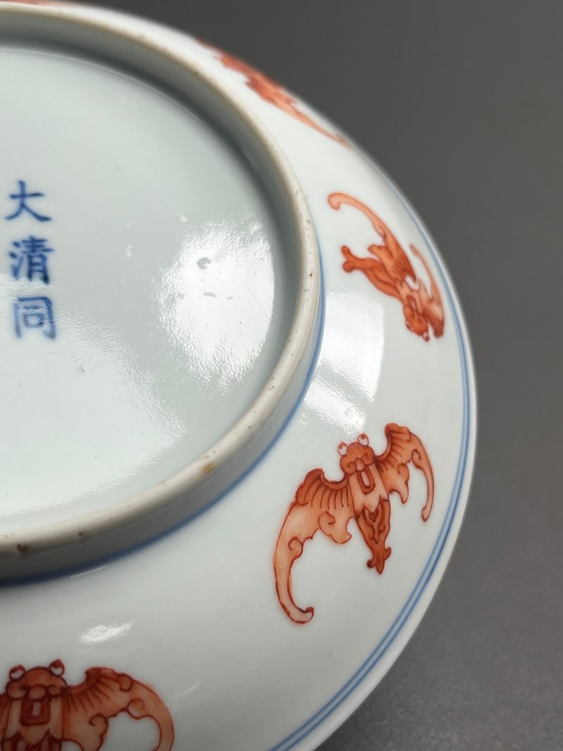 清同治  矾红“洪福齐天”百蝠纹盘 - 图22