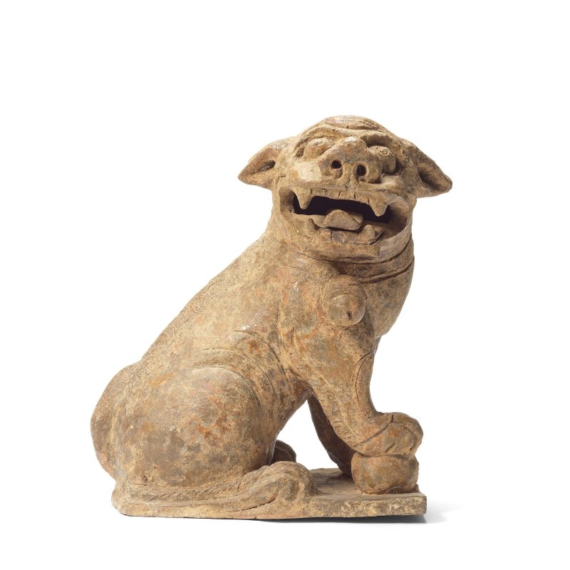 漢 陶屋、陶立俑及犬俑 | A POTTERY MODEL OF A HOUSE, A TERRACOTTA 'STICK' FIGURE AND A GLAZED BUDDHIST LION DOG - 图7
