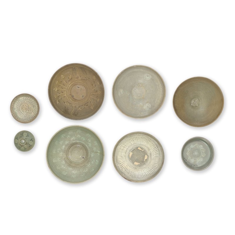朝鮮 十三至十六世紀 粉青沙器陶瓷一組及青釉盌一件 | A COLLECTION OF SLIP-DECORATED BUNCHEONG WARE BOWLS AND A CELADON-GLAZED BOWL - 图4
