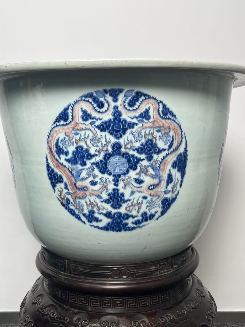 清康熙  御制青花釉里红“八龙贺寿”纹大花盆 ( 带木座 ) - 图5
