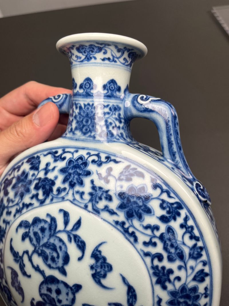 清乾隆  青花缠枝莲杏圆开光福寿纹双如意耳扁瓶 - 图17