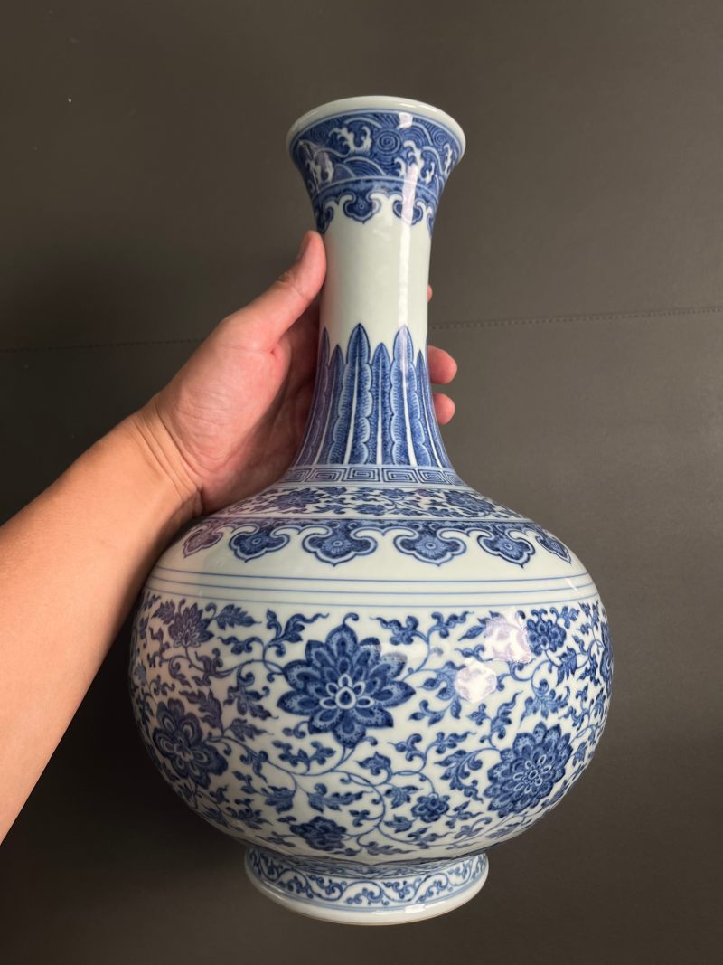 清乾隆  青花缠枝莲纹赏瓶 - 图11