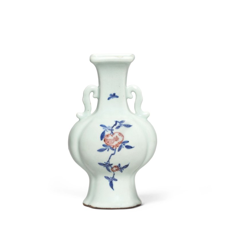 清乾隆 青花釉裏紅壁瓶 | AN UNDERGLAZE BLUE AND COPPER RED DECORATED CELADON WALL VASE - 图3