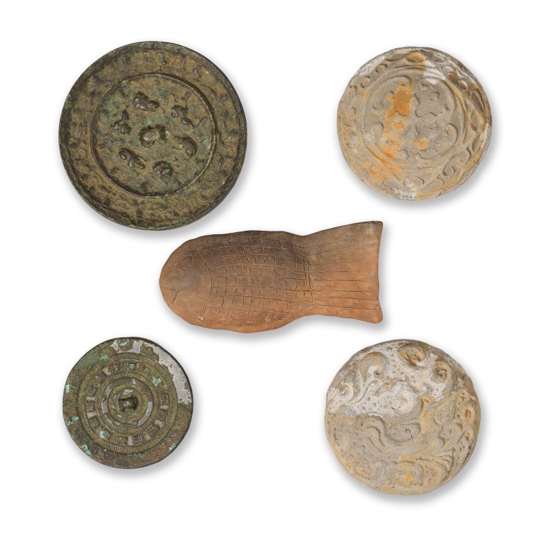 陶紙鎮兩件、陶魚、銅鏡兩件及陶武士俑 | TWO POTTERY WEIGHTS, A POTTERY FISH, TWO SMALL BRONZE MIRRORS, AND A POTTERY WARRIOR - 图2
