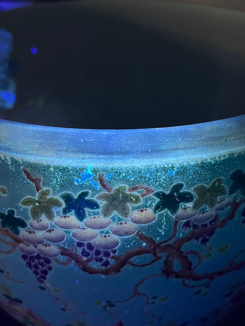 清宣统  松石绿地粉彩藤萝葡萄画眉纹鼓式盖罐 - 图26