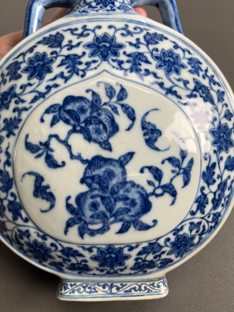 清乾隆  青花缠枝花卉福寿纹抱月瓶 - 图9