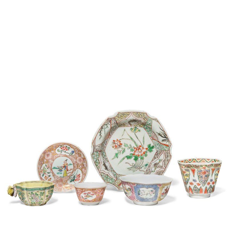 明天啓至清雍正 瓷盃四件及盤兩件 | A GROUP OF FOUR CUPS AND TWO SAUCERS