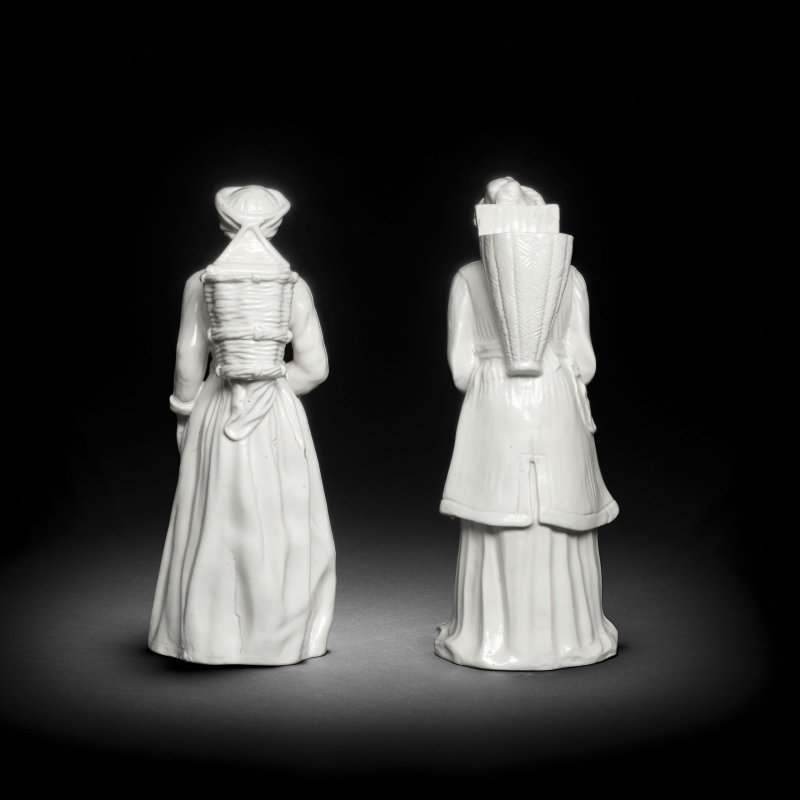 Two Chantilly white soft-paste figures with baskets (Hotteux), circa 1750-55 - 图2