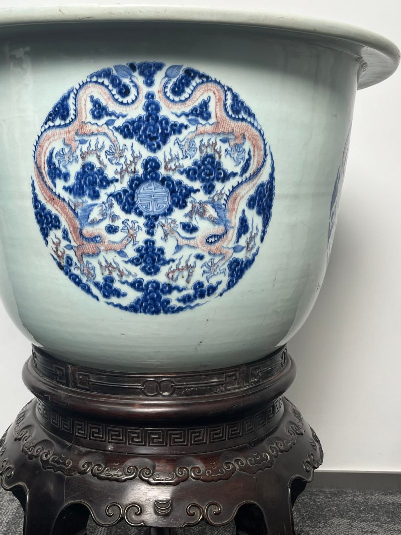 清康熙  御制青花釉里红“八龙贺寿”纹大花盆 ( 带木座 ) - 图6