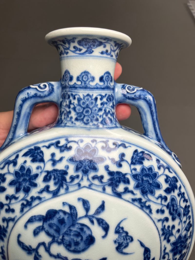 清乾隆  青花缠枝莲杏圆开光福寿纹双如意耳扁瓶 - 图18