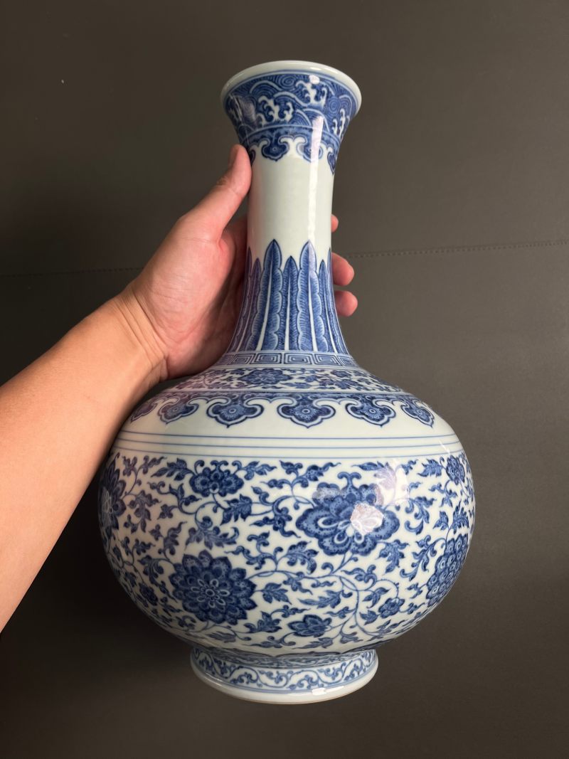 清乾隆  青花缠枝莲纹赏瓶 - 图12