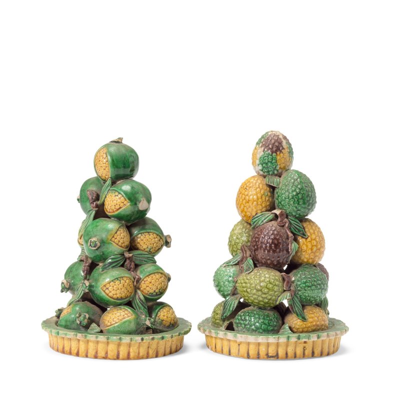 清康熙 素三彩堆塑仿生荔枝一對 | TWO FAMILLE VERTE BISCUIT 'FRUIT' PYRAMIDS - 图2