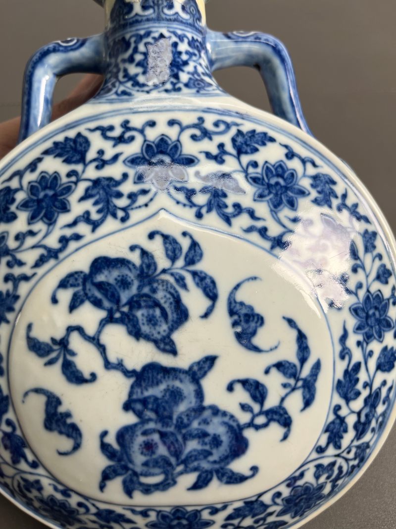 清乾隆  青花缠枝花卉福寿纹抱月瓶 - 图10