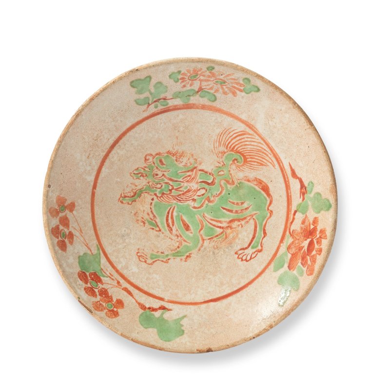 金/元 紅綠彩佛獅紋盤 | A GREEN AND RED ENAMELLED 'LION' DISH - 图4