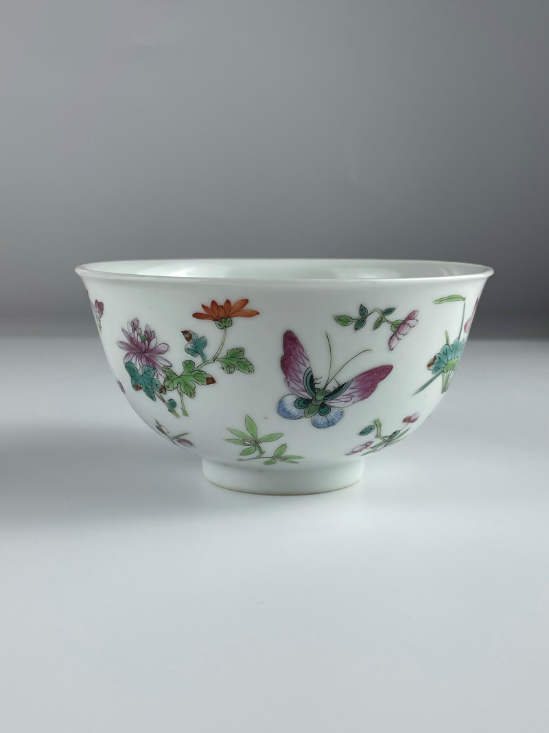 清道光  粉彩百蝶花卉纹碗 - 图2