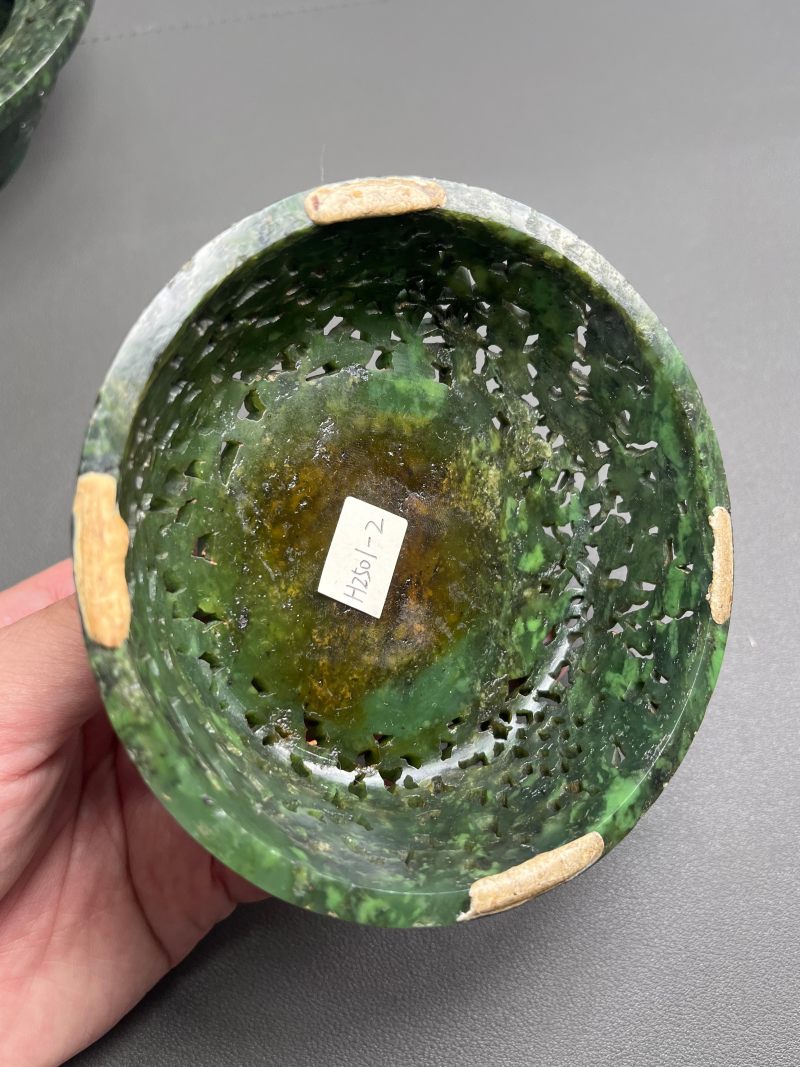 清乾隆  碧玉饕餮纹折沿熏炉（带木座） - 图12