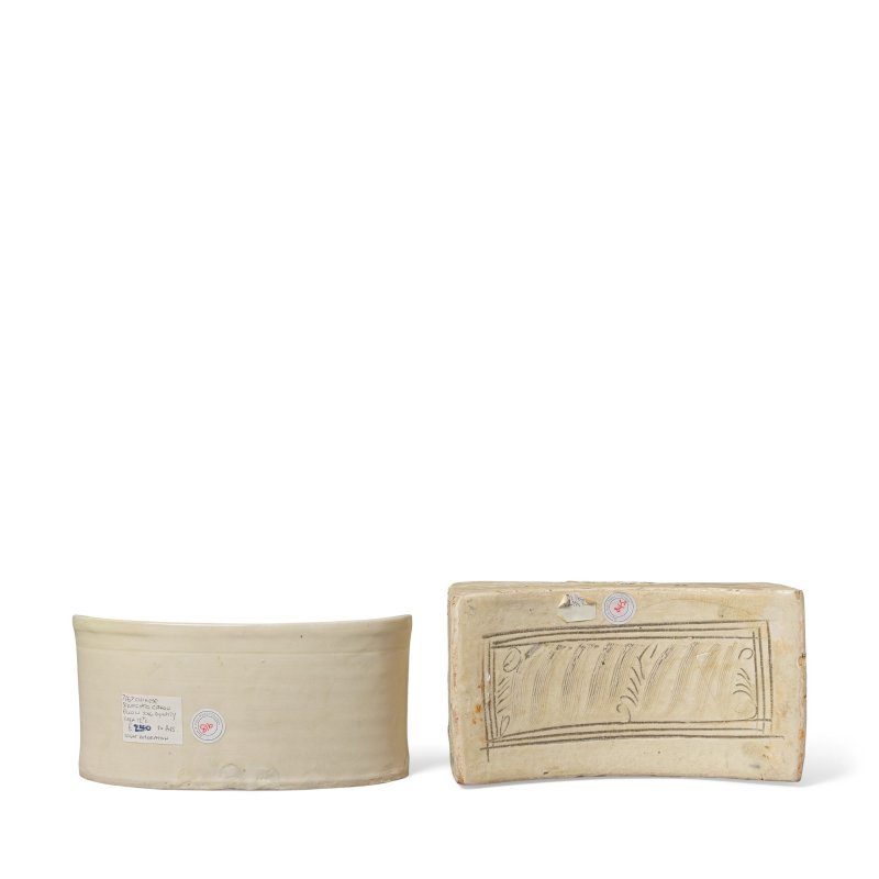 北宋 白釉劃花枕及銀錠式刻花枕 | A SLIP-DECORATED SGRAFFIATO PEONY PILLOW AND AN INCISED LINEAR DESIGN PILLOW - 图2