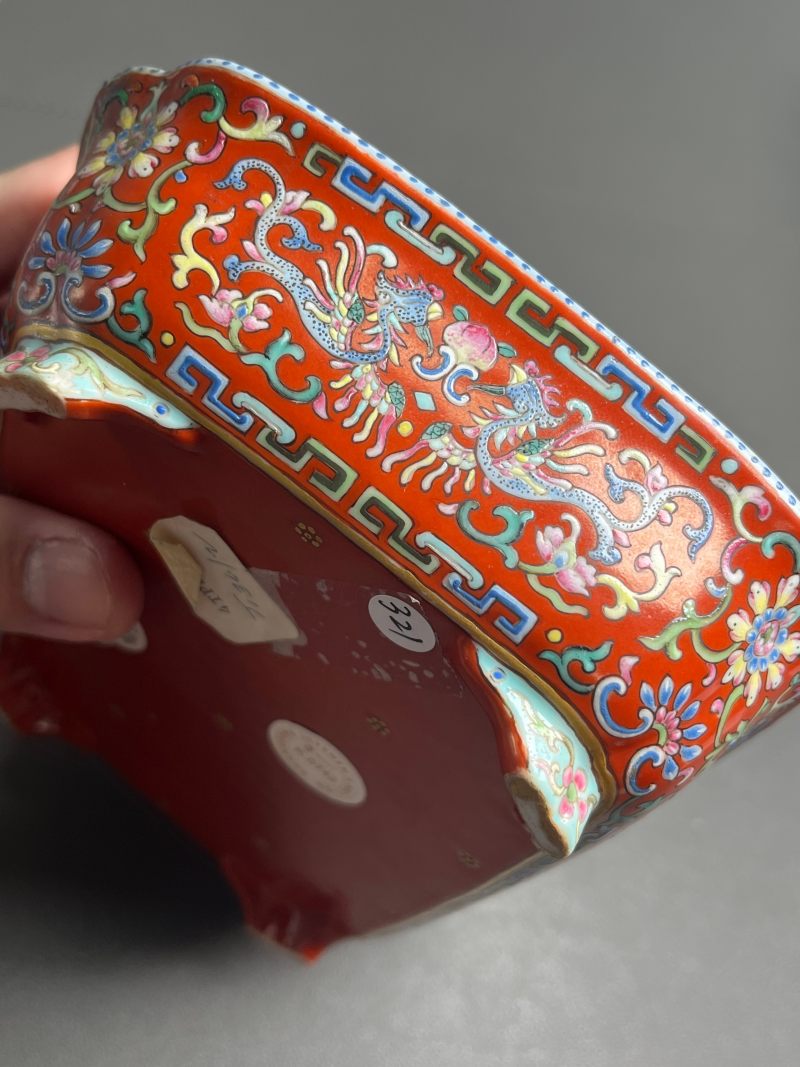 清乾隆  珊瑚红地洋彩夔凤纹长方倭角水仙盆（一对） - 图15