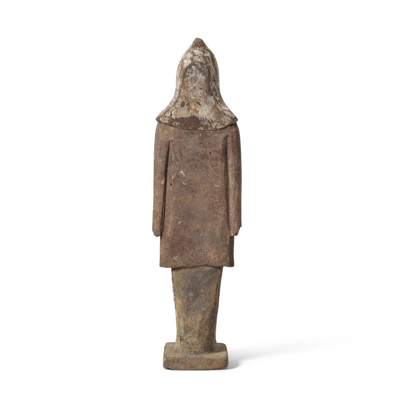 陶紙鎮兩件、陶魚、銅鏡兩件及陶武士俑 | TWO POTTERY WEIGHTS, A POTTERY FISH, TWO SMALL BRONZE MIRRORS, AND A POTTERY WARRIOR - 图3