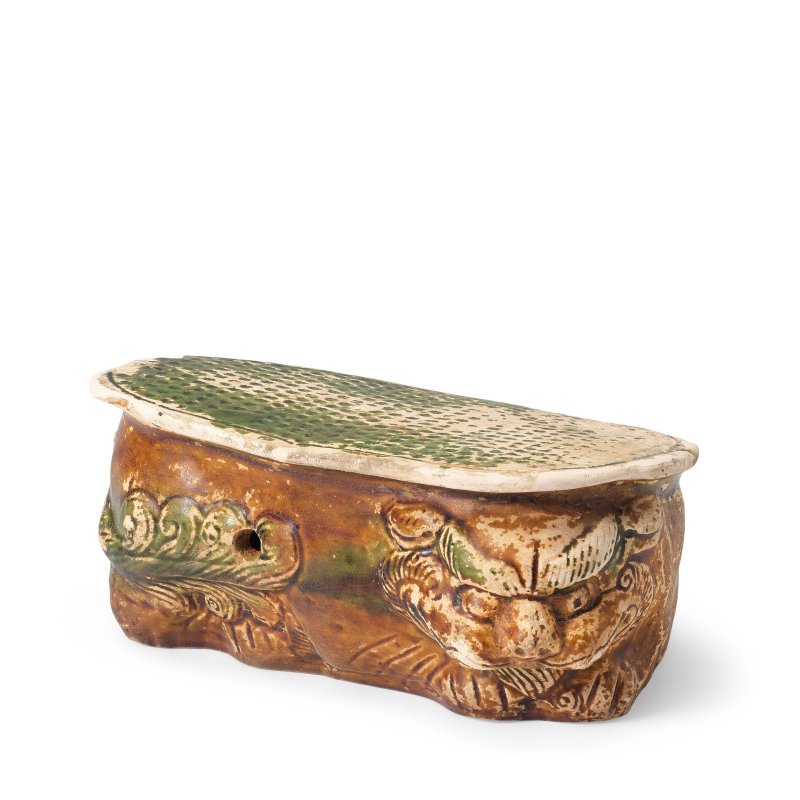 金 赭綠釉佛獅枕 | AN AMBER AND GREEN-GLAZED POTTERY 'LION' PILLOW