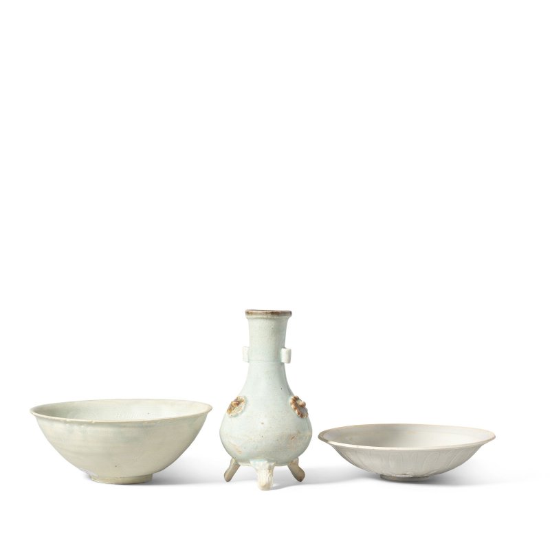 宋/元 青白盌兩件及瓶一件 | TWO QINGBAI-GLAZED BOWLS AND A QINGBAI-GLAZED VASE - 图6