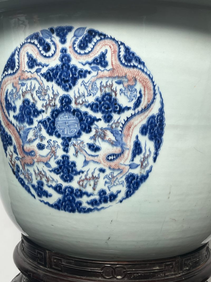 清康熙  御制青花釉里红“八龙贺寿”纹大花盆 ( 带木座 ) - 图7