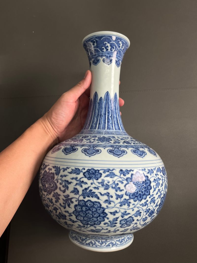清乾隆  青花缠枝莲纹赏瓶 - 图13