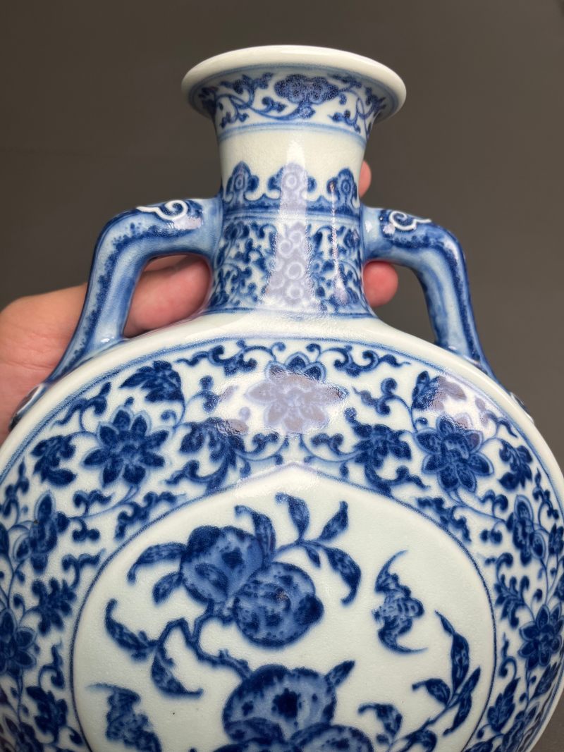 清乾隆  青花缠枝莲杏圆开光福寿纹双如意耳扁瓶 - 图19