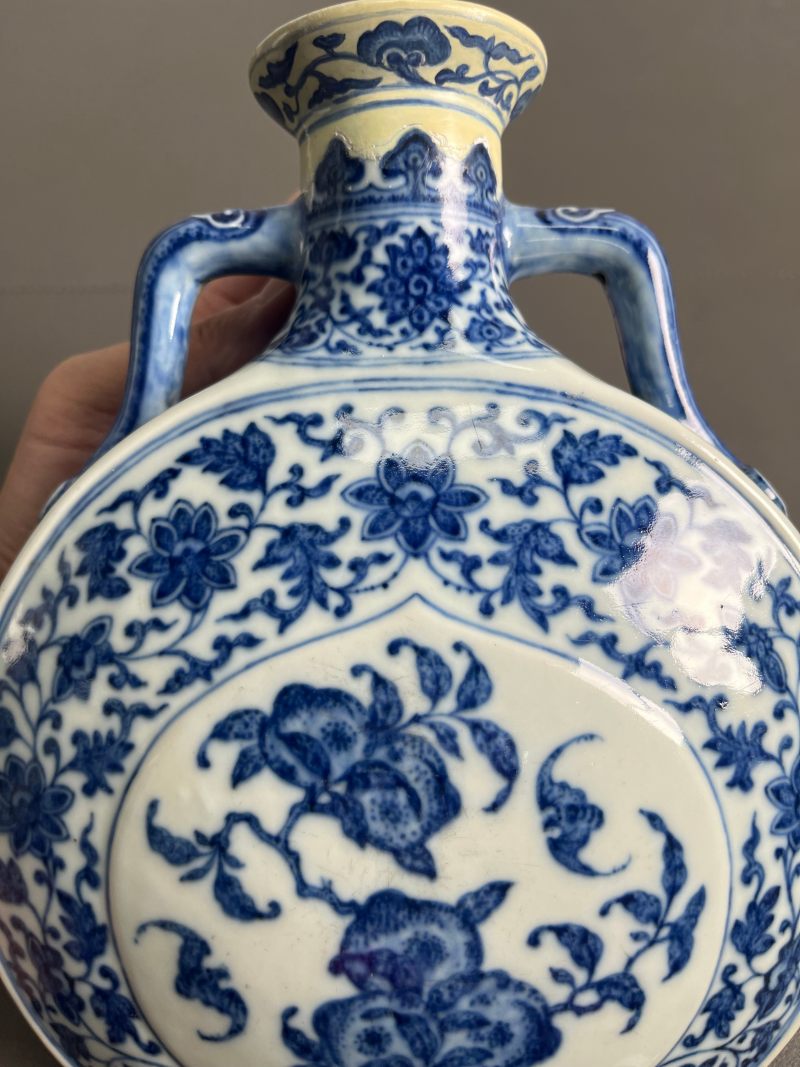 清乾隆  青花缠枝花卉福寿纹抱月瓶 - 图11