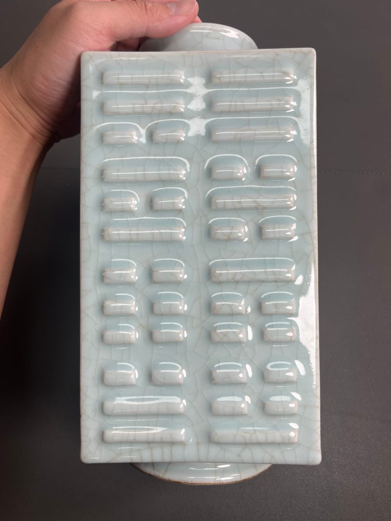 清同治  粉青釉模印八卦纹琮式瓶 - 图7