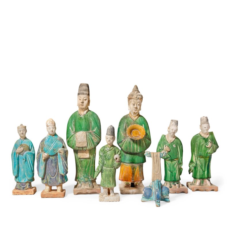 明 陶俑一組及衣架一件 | A GROUP OF GLAZED POTTERY FUNERARY FIGURES AND A MODEL OF A CLOTHES STAND