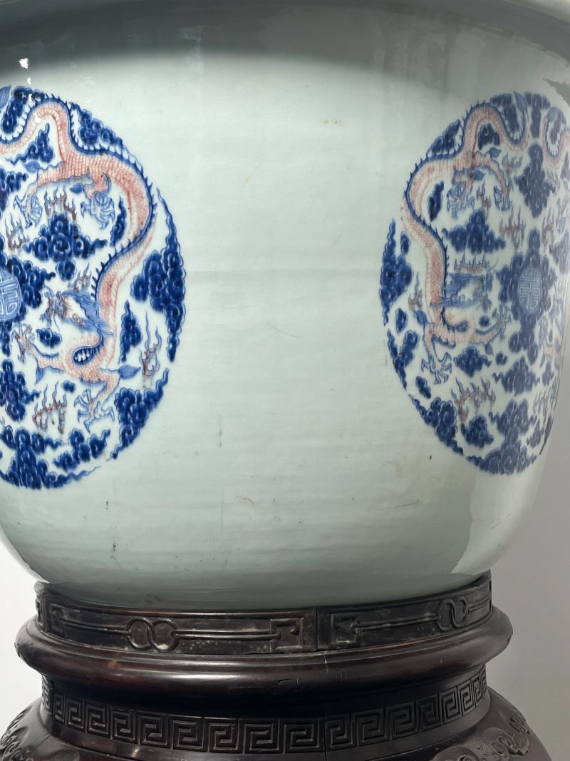 清康熙  御制青花釉里红“八龙贺寿”纹大花盆 ( 带木座 ) - 图8