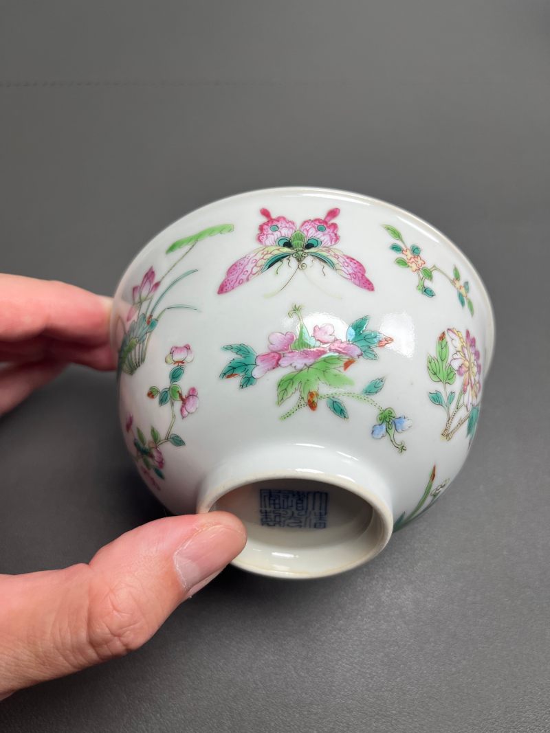 清道光  粉彩百蝶花卉纹碗 - 图3