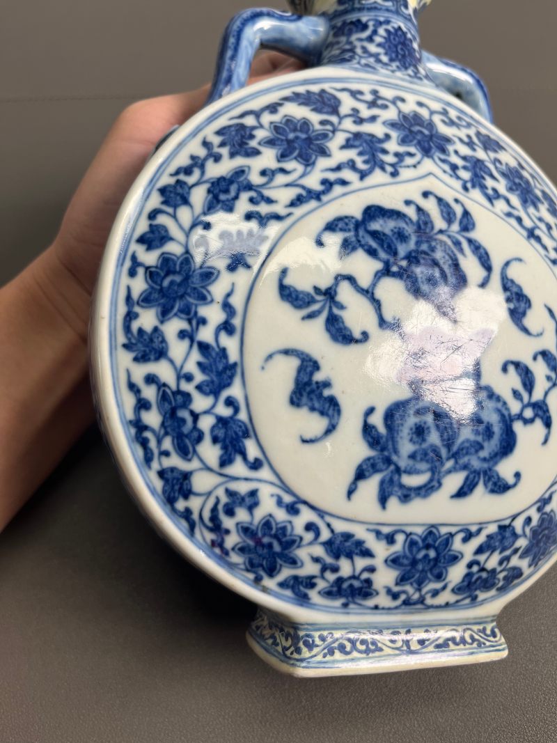 清乾隆  青花缠枝花卉福寿纹抱月瓶 - 图12