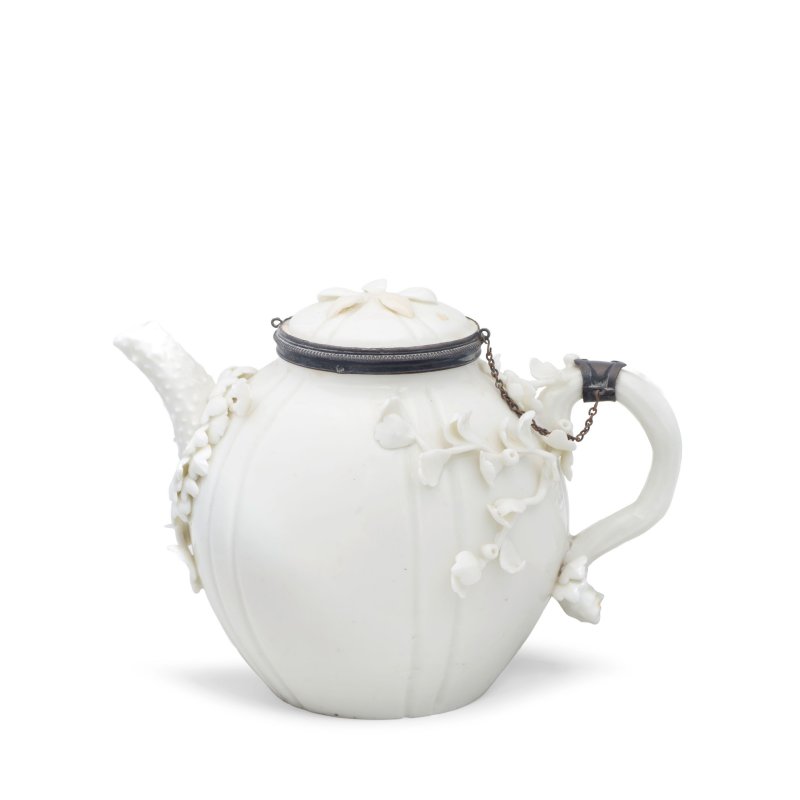 A large Saint-Cloud silver-mounted white teapot and cover, circa 1740 - 图3