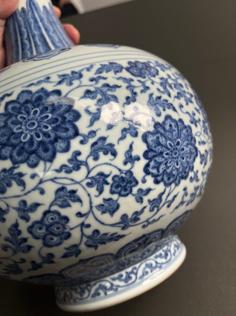 清乾隆  青花缠枝莲纹赏瓶 - 图15