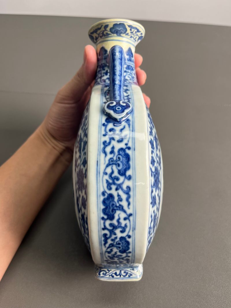 清乾隆  青花缠枝花卉福寿纹抱月瓶 - 图13