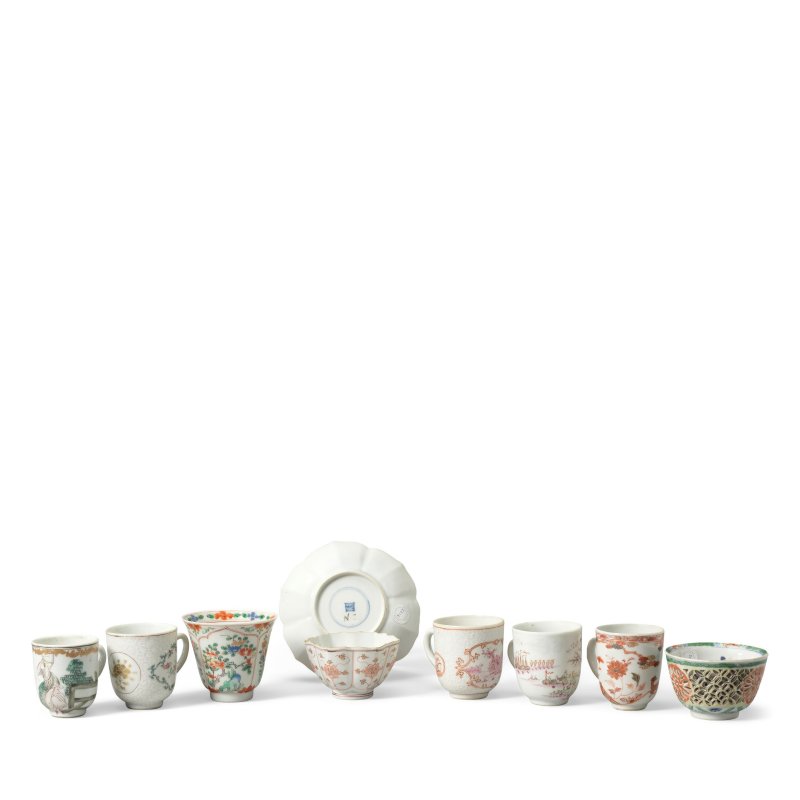 清康熙至乾隆 五彩茶盌兩件、礬紅描金盌及托及咖啡盃五件 | TWO FAMILLE VERTE TEA BOWLS, ONE GILT AND IRON RED TEABOWL AND SAUCER AND FIVE PORCELAIN COFFEE CUPS - 图4