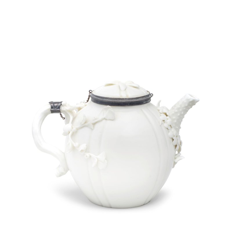 A large Saint-Cloud silver-mounted white teapot and cover, circa 1740 - 图4