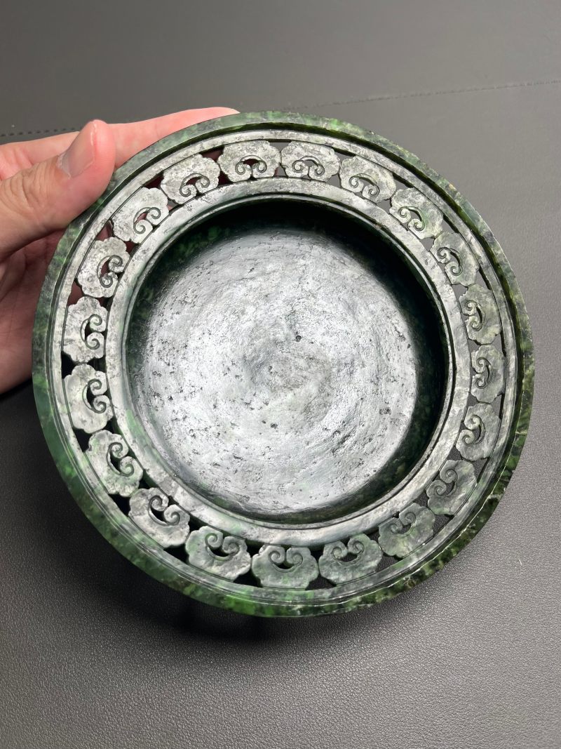 清乾隆  碧玉饕餮纹折沿熏炉（带木座） - 图14