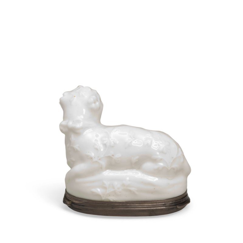 A Mennecy silver-mounted white snuff box and cover in the shape of a pug dog, circa 1750 - 图2