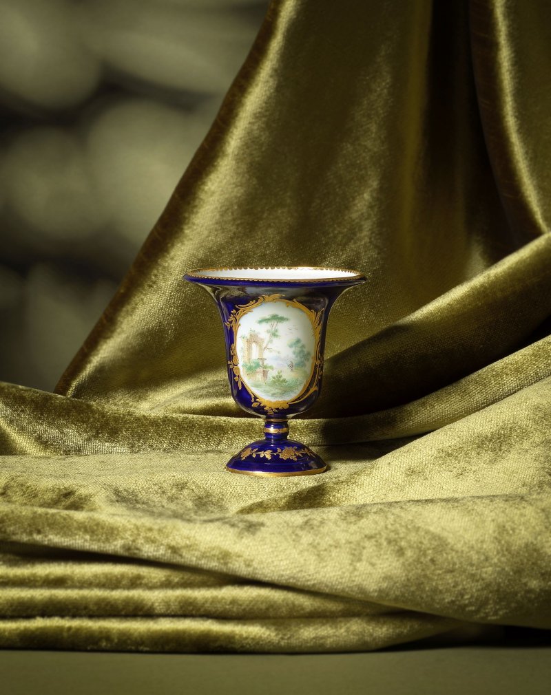 A small Vincennes/Sèvres blue-ground vase (vase perseval), dated 1756 - 图5