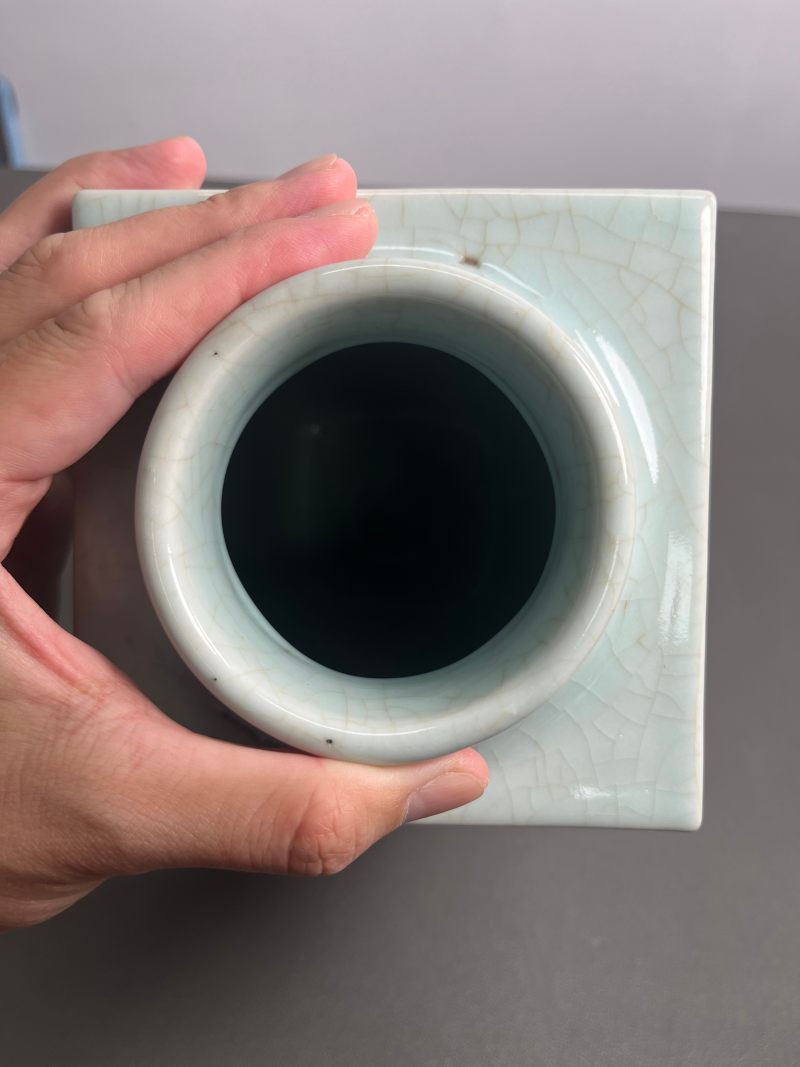 清同治  粉青釉模印八卦纹琮式瓶 - 图9
