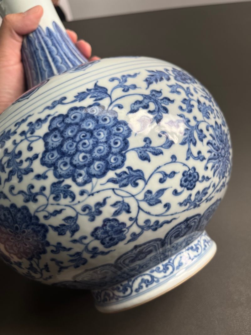 清乾隆  青花缠枝莲纹赏瓶 - 图16