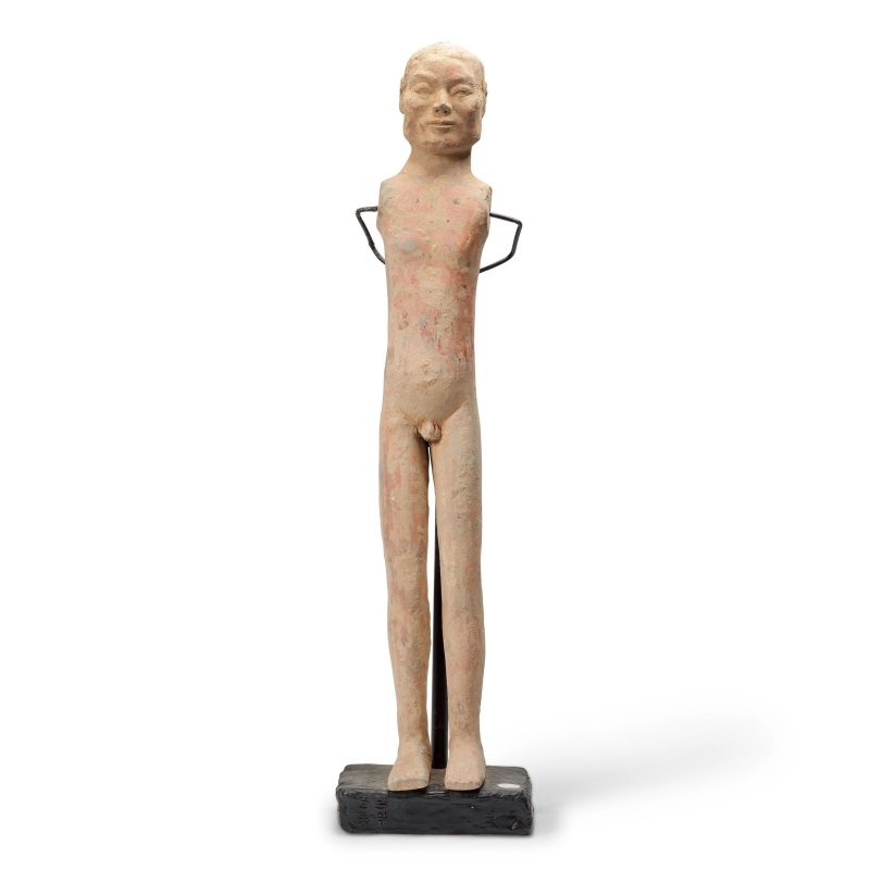 漢 陶屋、陶立俑及犬俑 | A POTTERY MODEL OF A HOUSE, A TERRACOTTA 'STICK' FIGURE AND A GLAZED BUDDHIST LION DOG - 图11