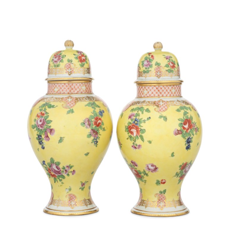 A rare pair of Champion's Bristol vases and covers, circa 1772-75 - 图2