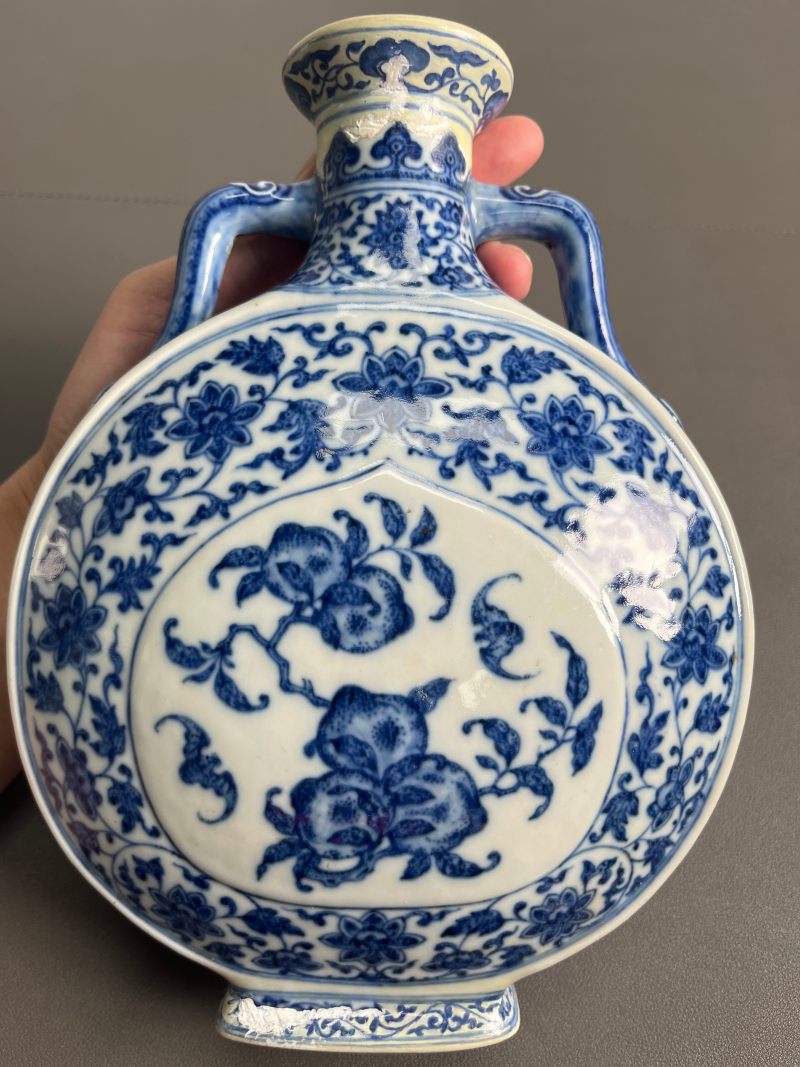 清乾隆  青花缠枝花卉福寿纹抱月瓶 - 图14