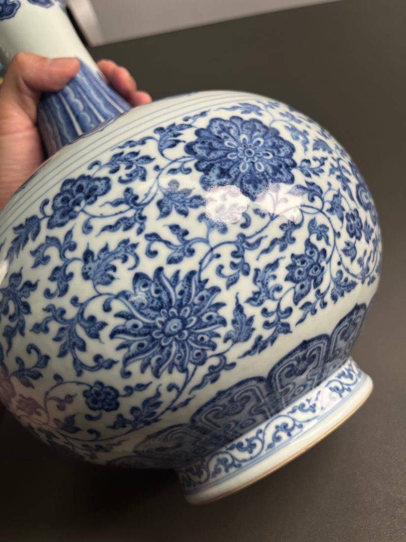 清乾隆  青花缠枝莲纹赏瓶 - 图17