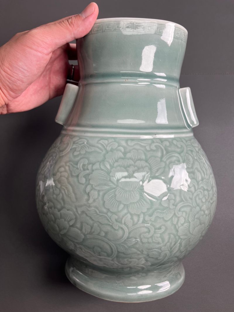 清康熙  豆青釉刻划缠枝牡丹纹贯耳壶 - 图11